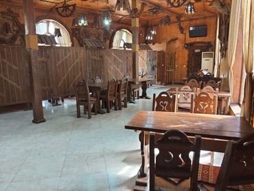 restoranda qabyuyan isi: Ofisiant tələb olunur, Qəhvəxana, Gündəlik ödəniş, İstənilən yaş, 1 ildən az təcrübə