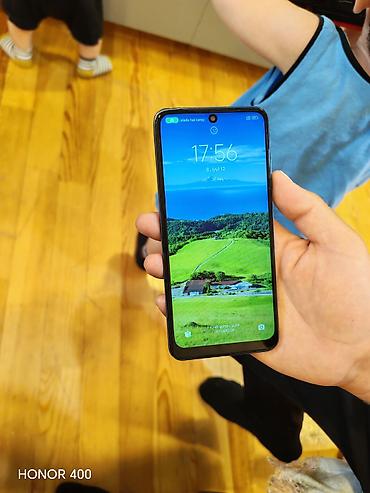 Smartfon, böyük tam ekran displey və mərkəzdə ön kamera dəliyi ilə