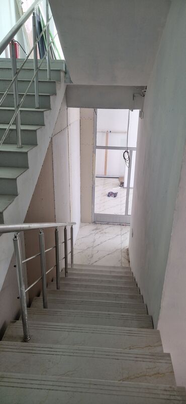 Ofislər: İcarəyə verilir----Masazırda yol kənarında 3 mərtəbəli +açıq mansarlı — 8