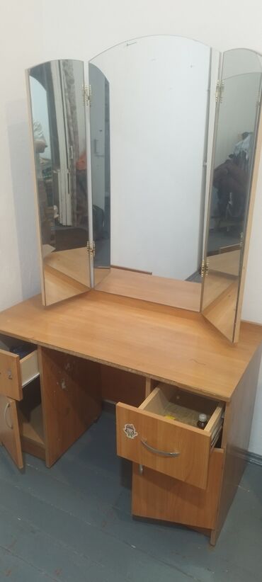 Зеркала: Комод трильяж зеркало связи с переездом в Бишкек продаю находиться в г — 9