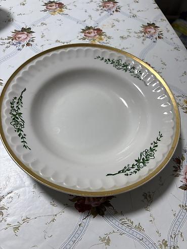 Наборы посуды: Набор столовой посуды из белого фарфора. Состав: - Стопка круглых — 8