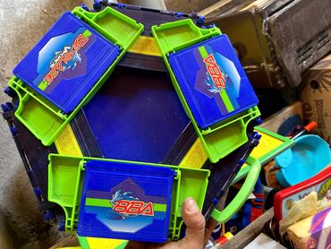 novogodisnji voz igracka: Beyblade original arena i potezaci

Sve sa slika za 2500