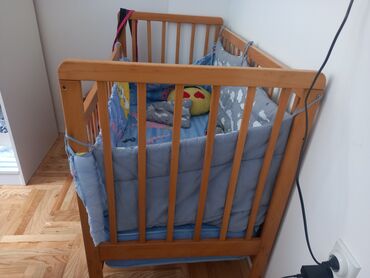 Kolica za bebe: Krevetac za bebe sa zastitnom ogradom i posteljinom dva seta