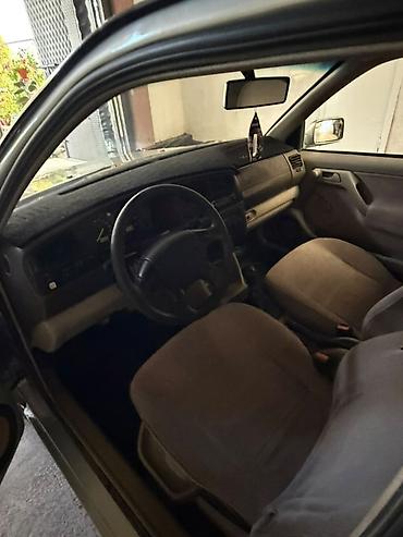 авто ижара: Volkswagen Vento: 1996 г., 1.6 л, Кол менен иштөөчү, Бензин, Седан — 7