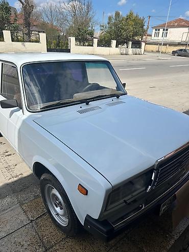 VAZ (LADA): Model: Lada Riva (VAZ 2107 seriyası) Kuzov: sedan, ağ rəng Ön və arxa — 2