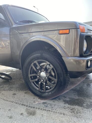 VAZ (LADA): Model: LADA 4x4 (Niva) 3 qapılı SUV Əsas xüsusiyyətlər: - Tam — 6