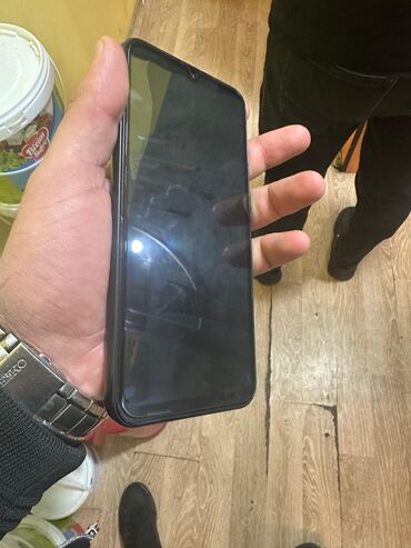 Digər mobil telefonlar: Smartfon – damcı formalı ön kamera çıxıntısı olan böyük ekranlı model — 10