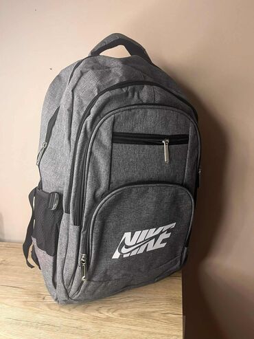Sportske torbe i rančevi: 07. ranacevi 
40x28x15
3300 din — 4