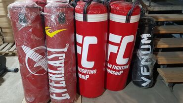 Скамьи для жима: Боксерская груша красного цвета от Everlast, разработанная для