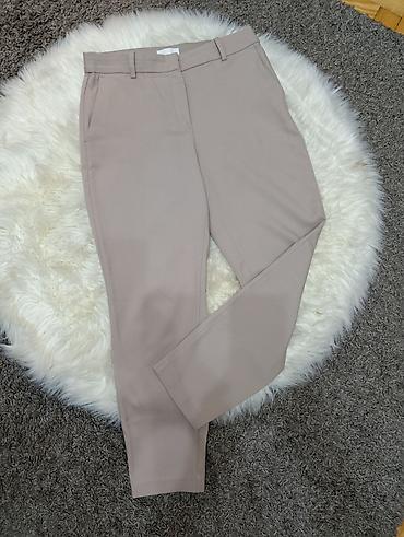 svecani top: Elegantne ženske pantalone u nežnoj bež nijansi, pogodne za poslovne — 1