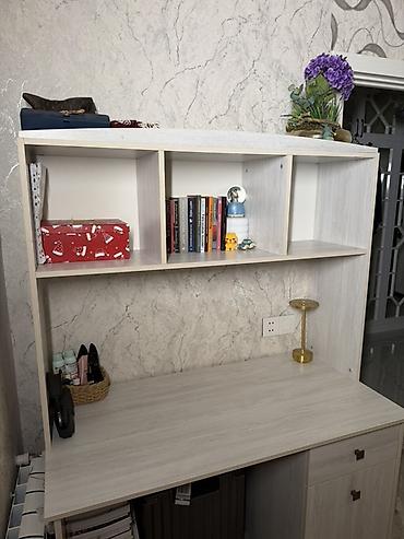 Инструменты: Açıq rəngli kompüter/yazı masası üst rəf hissəsi ilə birlikdə təqdim — 2