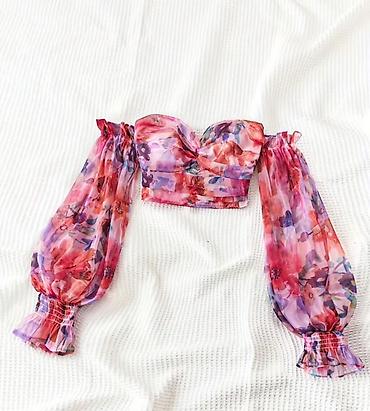 topdan paltar: Çiçək naxışlı şifon crop top - Dizayn: Büzgülü, bardot (off-shoulder) — 1