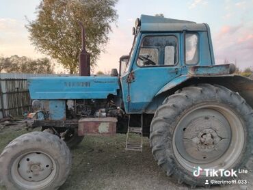 турбо аз трактор: Mavi rəngli təkərli kənd təsərrüfatı traktoru - Korpus: kabinalı