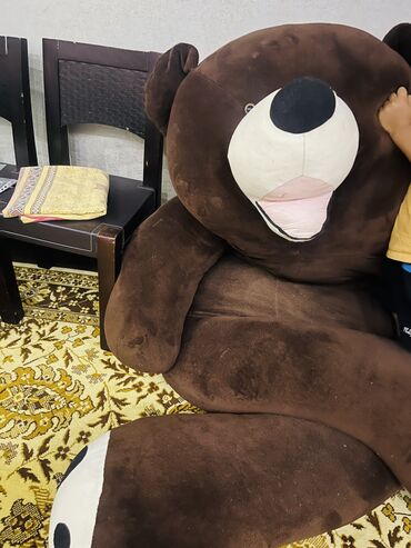 Шторы и жалюзи: Продается огромный плюшевый медведь б/у, рядом стул для определения