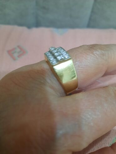 продаю золотое кольцо: Продаю золотой перстень с бриллиантами размер 19.5 новое