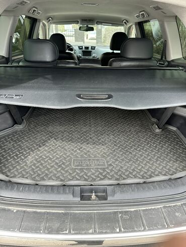 Другие детали салона: Коврик багажника 2500 сом шторка Тойота Хайлендер 2011-12 год 5000