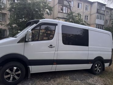 Mercedes-Benz: Белый фургон Mercedes-Benz Sprinter с тонированными боковыми стеклами