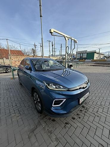 Другой электротранспорт: Электромобиль компактного класса (кроссовер) синего цвета. Кузов и — 1