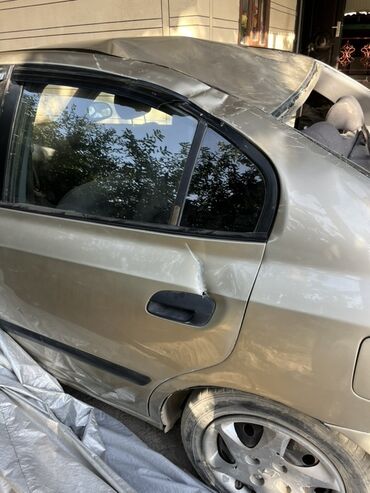 разбитые машины: Автомобиль Hyundai Elantra с повреждениями кузова, включая