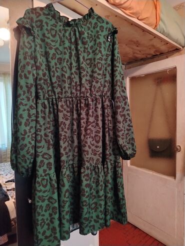 Çimərlik geyimləri: Yaşıl-qara leopard naxışlı qadın paltarı. - Model: A-kəsimli, qat-qat