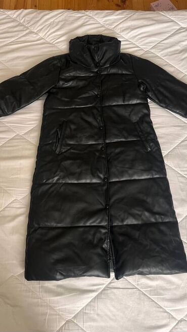yun jaket modelleri: Qadınlar üçün uzun şişmə kürk tipli palto – qara rəng. - Material