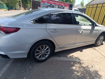 санат: Hyundai Sonata серебристого цвета, комфортабельный и практичный седан