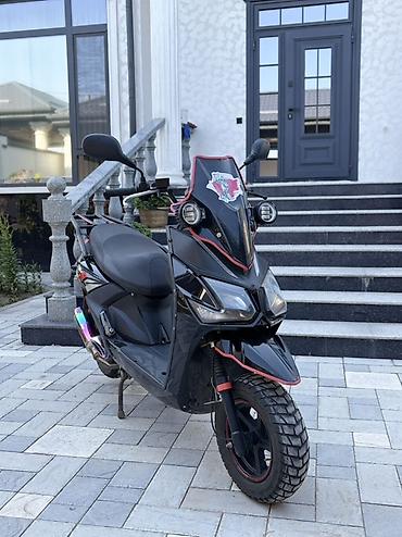 t max: Скутер спортивного стиля, черный с красными акцентами и внедорожными — 1