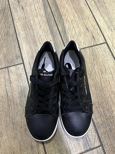 tommy sinny: Кроссовки Tommy Hilfiger, низкие, черные с контрастной белой пяткой и — 5