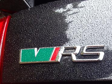 22111 shop: VRS prednji znak Skoda crni. Samolepljivi su 800din, komplet 1600din — 1