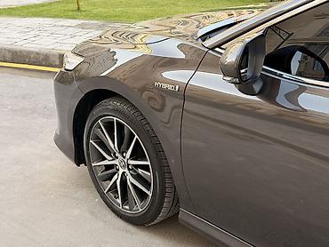 тутойт дымит: Toyota Camry: 2021 г., 2.5 л, Вариатор, Гибрид, Седан — 5