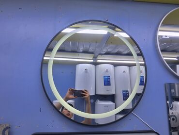 зеркало настольное с подсветкой: Круглое настенное зеркало с интегрированной светодиодной подсветкой