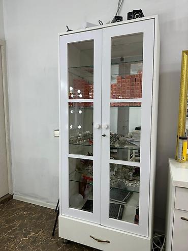 vitrim: Ağ rəngli şüşəli vitrin dolabı - Material: MDF korpus, ön hissə şüşə — 1