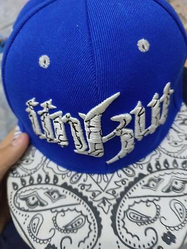 Snapback beysbol papağı - Rəng: parlaq mavi üst hissə, ağ-qara