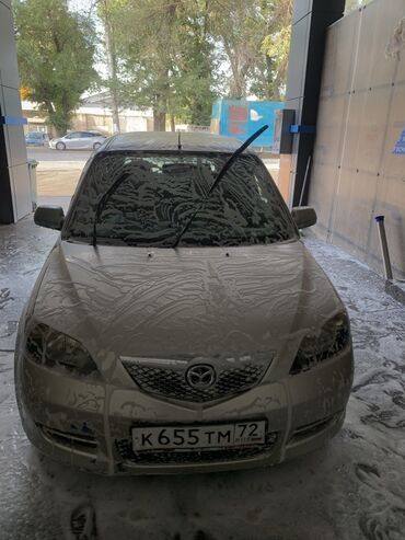 мазда демто: Минивэн Mazda Demio в бежевом цвете кузова. Модель оснащена 5-дверным