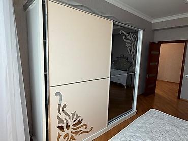 Ağ rəngdə sürgülü qapılı geyim dolabı - Dizayn: İki sürgülü qapı –