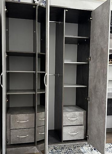 silver kitchen: 3 эшиктуу шкаф ортосунда кузгусу менен ичи кэнен, диван 2шт матрасы — 3