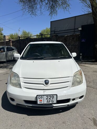 Toyota: Toyota ist: 2002 г., 1.3 л, Автомат, Бензин, Седан