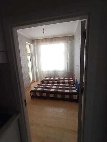 Uzunmüddətli kirayə mənzillər: Bina Xırdalanda riyadın arxasında(Jasmin Parkda)yerləşir.Mənzildə — 3