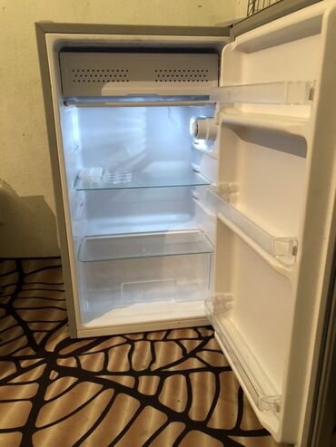 двухдверные холодильники: Компактный однодверный холодильник (мини-формат), серебристый. - Тип