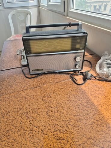 Qulaqcıqlar: Retro Radio satılır