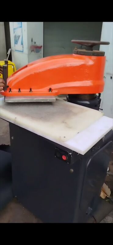 Kompressorlar: Bu dəri kəsmə presi, dəri və digər materialların kəsilməsi üçün