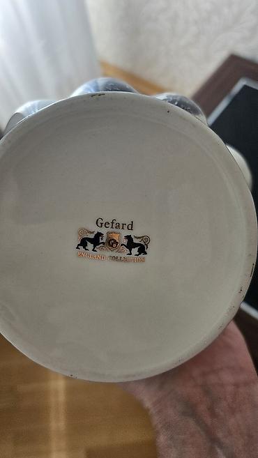 gefard: Bir vaza, Farfor — 2