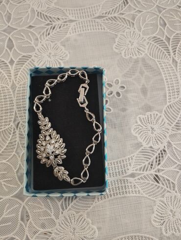 Toy paltarları: Gümüş qolbağ çox zövqlüdü.Qiymet 20m