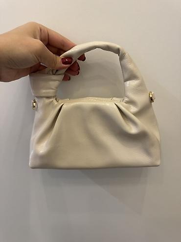 Zərif mini çanta – krem/ağ rəngdə, yumşaq teksturalı ekodəridən lalafo.az -da Zərif mini çanta – krem/ağ rəngdə, yumşaq teksturalı ekodəridən
