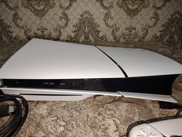 PS5 (Sony PlayStation 5): Ağ rəngdə, qara mərkəzi panelli Sony PlayStation 5 rəqəmsal konsol