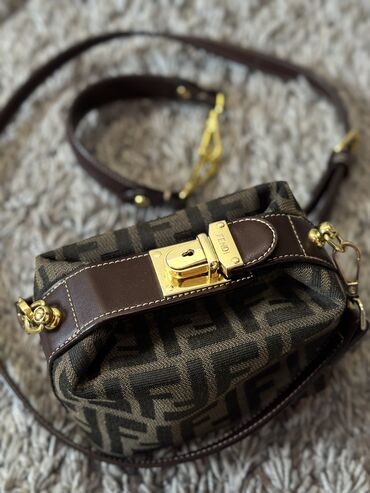 красная сумка: Классикалык сумка, Fendi, Корея, Материалы: Жынсы, Катуу конструкция, Аялдарга, Колдонулган