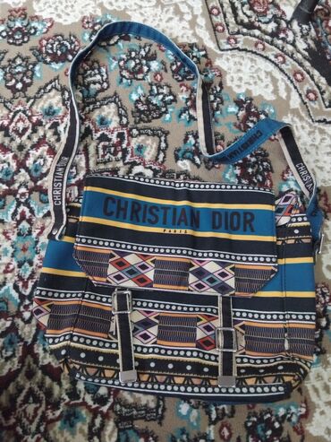 İnformatika: Çiyin çantası, Christian Dior, Yeni