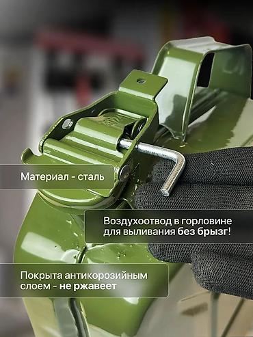 продаю с: Металлическая канистра зеленого цвета, предназначенная для хранения и — 4