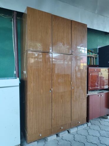 Шифоньеры: Шифоньер с антресолью большой 3 створчатый, разная мебель б/у. Район — 29