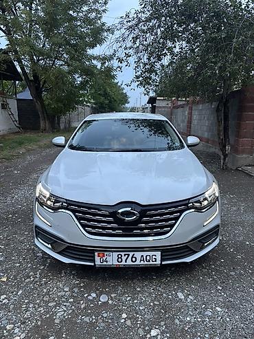 mazda capella: Стильный седан с современным дизайном кузова в серебристом цвете — 1